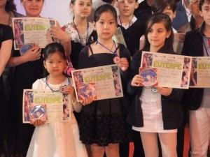 Монгол эгч дүүс дэлхийн сонгодог урлагт цахиур хагаллаа